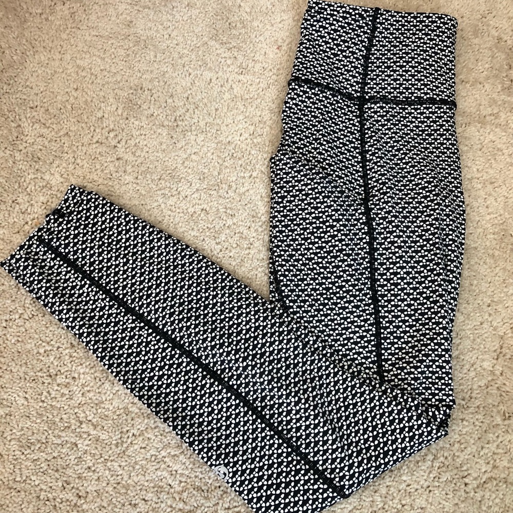 Lululemon Size 6 Wunder Under HR 7/8 Length Patterned Leggings!